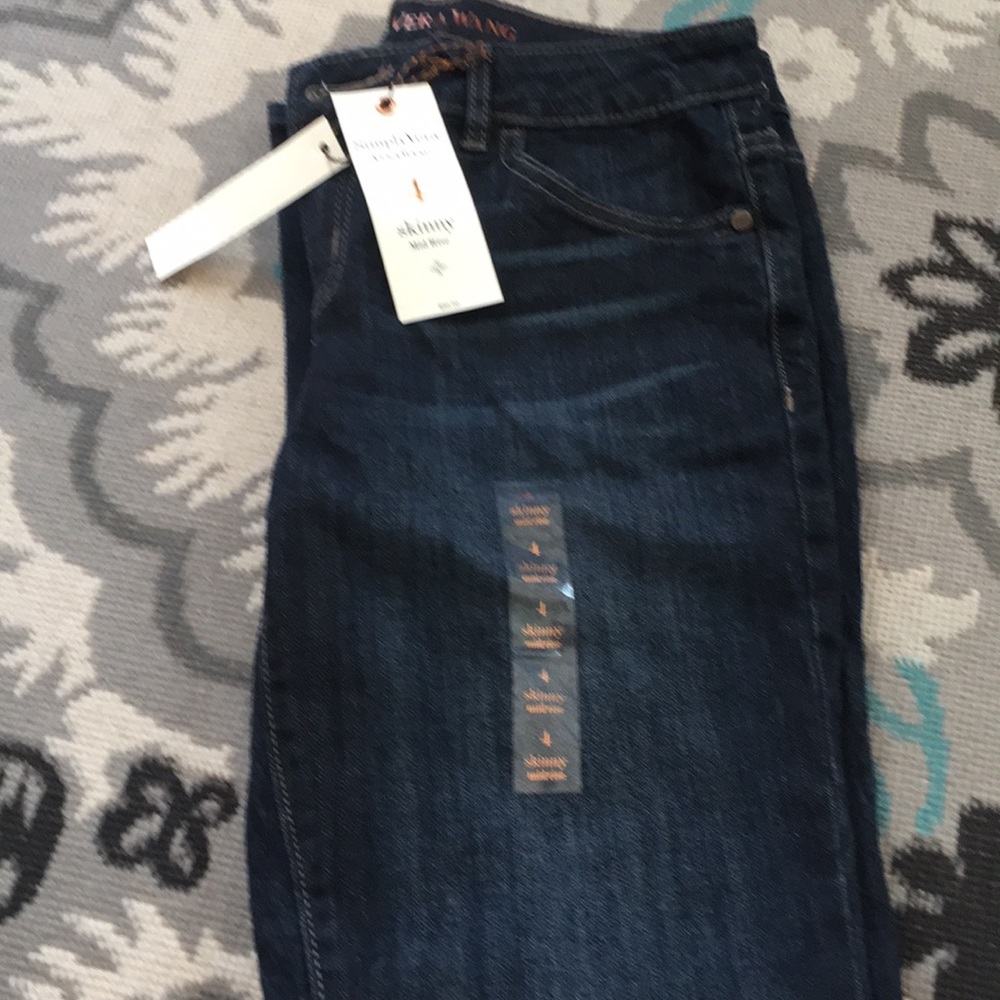 Vera  Wang Jeans. Brand New. Size 4